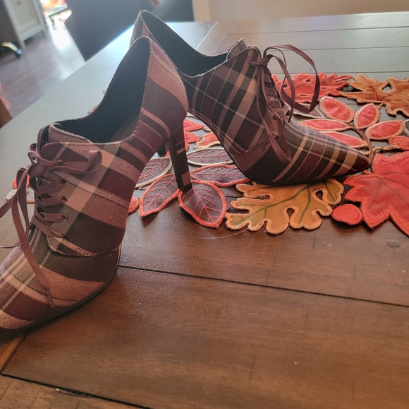 Le Chateau Plaid Booties - Picture 3 of 4